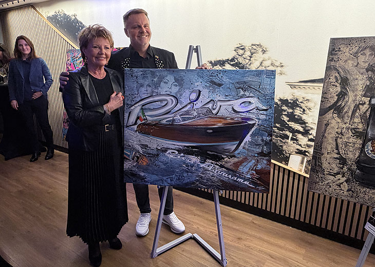 Anita Gödiker (Geschäftsführerin und Gesellschafterin SATELLITE OFFICE Business Center), Design Artist Andreas Belzek beim Opening des Workspace Satellite Office im Ludwigspalais in München am 23.10.2025 (©Foto:Martin Schmitz)